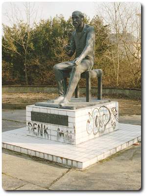 Carl Schorlemmer auf Sockel